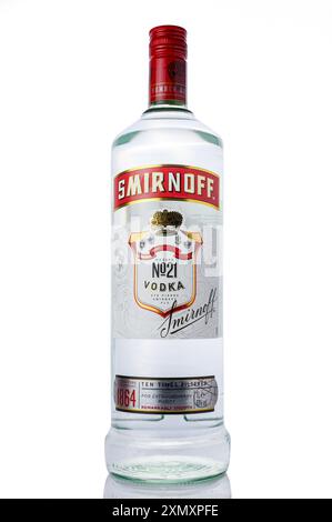 Gaziveren, Cipro -07.23.2024 editoriale illustrativo della bottiglia di vetro di vodka Smirnoff isolata su sfondo bianco Foto Stock