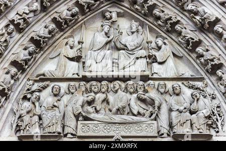 Portale della Vergine a Notre Dame de Paris (facciata nord) con la morte della vergine Foto Stock