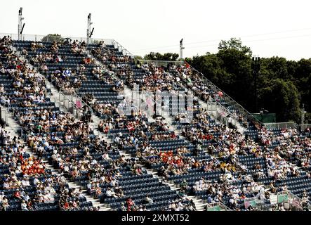 PARIGI - pubblico in tribuna durante le competizioni di dressage ai Giochi Olimpici. Le gare equestri olimpiche si svolgono nei giardini di Reggia di Versailles. ANP REMKO DE WAAL credito: ANP/Alamy Live News Foto Stock