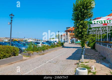 Sozopol, Bulgaria - 30 agosto 2023: Strade e case tipiche del centro storico di Sozopol, regione di Burgas, Bulgaria. Ristoranti sullo sfondo Foto Stock