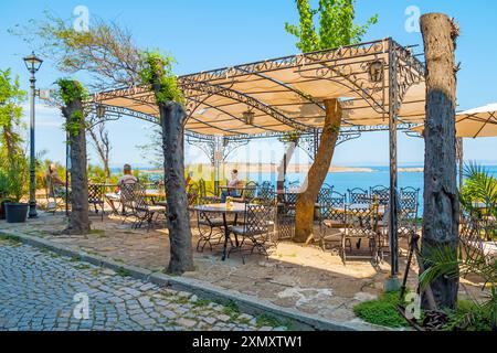 Sozopol, Bulgaria - 30 agosto 2023: Strade e case tipiche del centro storico di Sozopol, regione di Burgas, Bulgaria. Ristoranti sullo sfondo Foto Stock