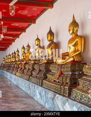 Immagini di Buddha al chiostro di Phra Rabiang, al complesso di Wat Pho, Bangkok, Thailandia Foto Stock