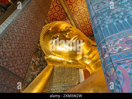Primo piano della statua del Buddha sdraiato, complesso Wat Pho, Bangkok, Thailandia Foto Stock