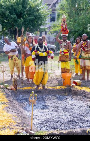 Preven Moodley tiene i fiori e fa la parata alla passerella dei fuochi d'artificio di thimithi presso l'Arya Spiritual Grounds nel Queens, New York. Foto Stock