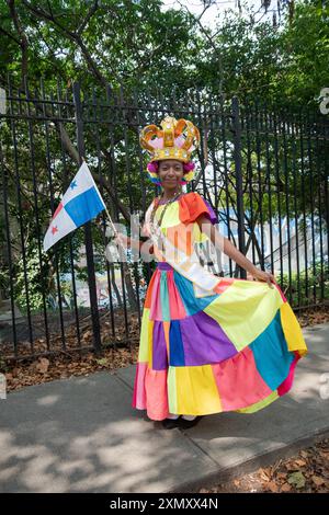 Una ragazza di 12 anni molto carina che indossa abiti in stile peruviano e una corona alla Parata Internazionale Peruviana di Jackson Heights, Queens, New York. Foto Stock