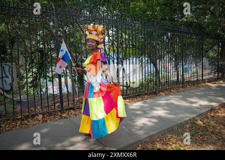 Una ragazza di 12 anni molto carina che indossa abiti in stile peruviano e una corona alla Parata Internazionale Peruviana di Jackson Heights, Queens, New York. Foto Stock