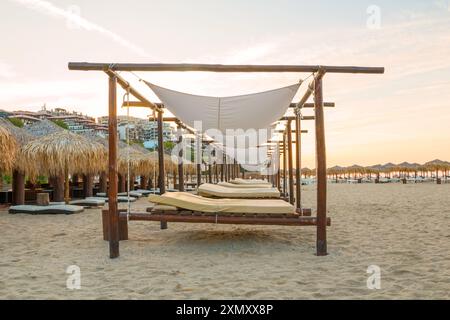 Alba, mattina sulla spiaggia nella città di Saint Vlas, Bulgaria. Una spiaggia vuota bagnata dalla luce del sole. Foto Stock