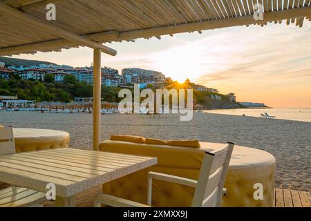 Alba, mattina sulla spiaggia nella città di Saint Vlas, Bulgaria. Una spiaggia vuota bagnata dalla luce del sole. Foto Stock