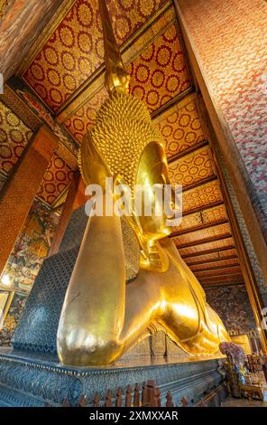 Statua di Buddha reclinabile, complesso Wat Pho, Bangkok, Thailandia Foto Stock