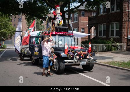 Residente nelle regine e nativo peruviano Payasito Chiquitín, un pagliaccio a noleggio prepara il suo galleggiante per la Parata Internazionale Peruviana a Queens, New York. Foto Stock