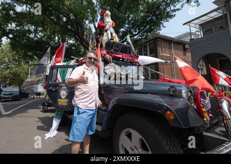 Residente nelle regine e nativo peruviano Payasito Chiquitín, un clown a noleggio vicino alla sua Jeep float per la Parata Internazionale Peruviana a Queens, New York. Foto Stock