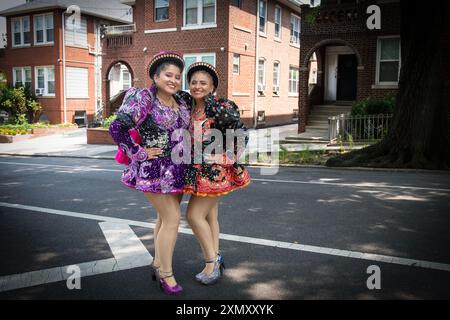 Foto in posa di un membro peruviano della compagnia di danza San Simon Sucre (rossa) e di un membro boliviano. Alla Perù Day Parade di Jackson Heights, Queens, New York. Foto Stock