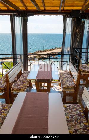 Affascinante ristorante affacciato sul Mar Nero nella città di Nesebar, Bulgaria. Una giornata bella e soleggiata. Foto Stock