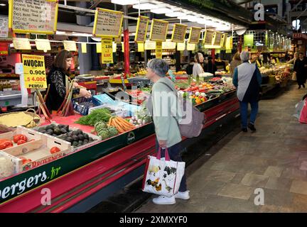 Mercato al coperto a Troyes in Francia Foto Stock