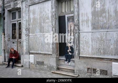 Murales di graffiti su una vecchia porta a Troyes, Francia Foto Stock