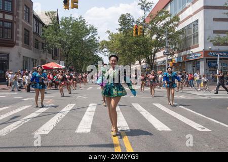 I membri della troupe di danza San Simon Sucre si esibiscono alla Parata Internazionale Peruviana di Jackson Heights, Queens, New York. Foto Stock