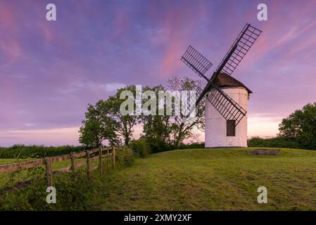 Ashton Windmill Tower Mill nella campagna inglese a Chapel Allerton vicino a Wedmore, Somerset, Inghilterra. Foto Stock