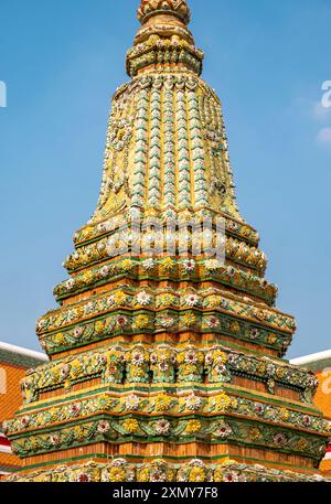 Dettagli architettonici - Chedi stupa, complesso Wat Pho, Bangkok, Thailandia Foto Stock