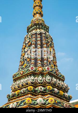 Dettagli architettonici - Chedi stupa, complesso Wat Pho, Bangkok, Thailandia Foto Stock