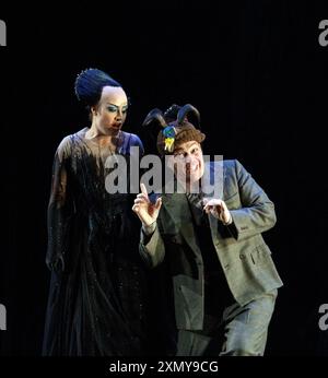 Hanna Hipp (Second Lady), Christopher Maltman (Papageno) in DIE ZAUBERFLOTE di Mozart alla Royal Opera, Covent Garden, Londra WC2 16/04/2013 musica: Wolfgang Amadeus Mozart libretto: Emanuel Schikaneder direttore: Julia Jones design: John F Macfarlane illuminazione: Paule coreografo stabile: Leah Hausman direttore originale: David McVicar Foto Stock