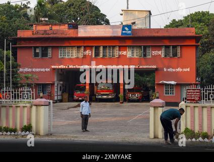 Camion dei vigili del fuoco parcheggiati in una stazione dei vigili del fuoco, divisione Chittagong, Rangamati Sadar, Bangladesh Foto Stock