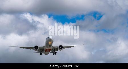 Emirates Airlines Airbus A380 in avvicinamento all'aeroporto di Heathrow. Londra, Regno Unito, 6 luglio 2024. Foto Stock