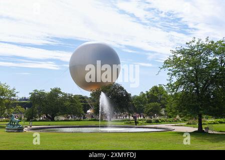 Parigi, Francia, 07.28.2024 la fiamma olimpica, calderone nei Giardini delle Tuileries in una giornata estiva di sole Foto Stock