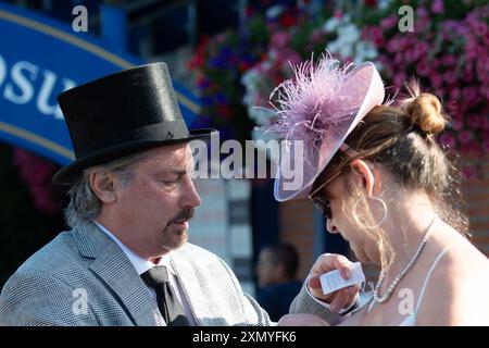 Windsor, Berkshire, Regno Unito. 29 luglio 2024. Un uomo indossa un cappello per le corse di Windsor. Crediti: Maureen McLean/Alamy Live News Foto Stock