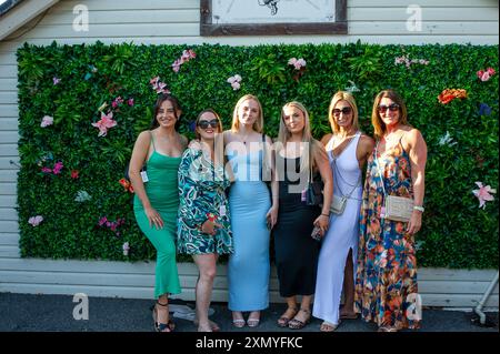 Windsor, Berkshire, Regno Unito. 29 luglio 2024. Gli appassionati di corse di cavalli si godono la serata all'ippodromo Royal Windsor di Windsor, Berkshire. Crediti: Maureen McLean/Alamy Live News Foto Stock