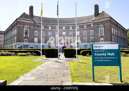 Taunton, Regno Unito 30 luglio 2024. Il County Hall di Taunton, Somerset, Regno Unito, è stato attaccato da vandali, spruzzando vernice rossa e rompendo finestre. Questa è la quarta volta che l'edificio è stato attaccato da vandali, che vogliono che il Somerset Council sfrattasse la società di difesa britannica Elbit Systems, da un edificio commerciale di proprietà del Somerset council a Bristol. I manifestanti affermano che la Elbit Systems ha legami con Israele, ma la società sostiene che non viene inviato nulla a Israele dal suo sito di Bristol. L’azione della Palestina, che ha effettuato i precedenti attacchi, ha detto che era dietro agli ultimi danni. Credito: Mark Pass Foto Stock