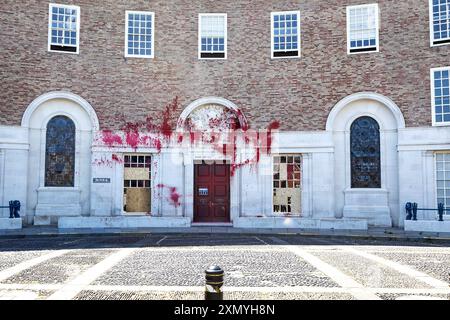 Taunton, Regno Unito 30 luglio 2024. Il County Hall di Taunton, Somerset, Regno Unito, è stato attaccato da vandali, spruzzando vernice rossa e rompendo finestre. Questa è la quarta volta che l'edificio è stato attaccato da vandali, che vogliono che il Somerset Council sfrattasse la società di difesa britannica Elbit Systems, da un edificio commerciale di proprietà del Somerset council a Bristol. I manifestanti affermano che la Elbit Systems ha legami con Israele, ma la società sostiene che non viene inviato nulla a Israele dal suo sito di Bristol. L’azione della Palestina, che ha effettuato i precedenti attacchi, ha detto che era dietro agli ultimi danni. Credito: Mark Pass Foto Stock