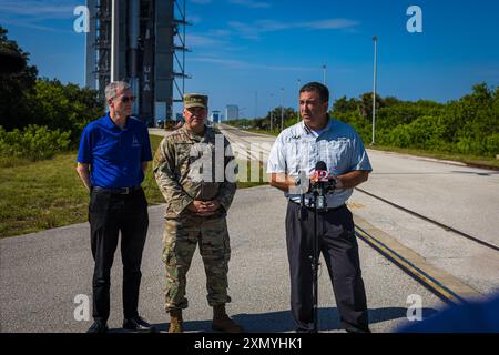 ULA Vice Presidente, programmi governativi e commerciali, Gary Wentz, Direttore missione, USSF-51, Dr. Walt Lauderdale, senior Materiel leader, Launch Execution Delta, col. James T. Horne, III parla ai media al Transport of the United Launch Alliance (ULA) Atlas V lancio della missione USSF-51 per la US Space Force (USSF) il 27 luglio 2024 a Cape Canaveral, Florida. Il lancio è previsto per martedì 30 luglio. (Foto di Alex G Perez/AGPfoto/Sipa USA) Foto Stock