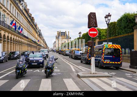 Veicoli delle forze dell'ordine parcheggiati in Rue de Rivoli lungo i Jardins des Tuileries per le Olimpiadi estive di Parigi 2024 Foto Stock