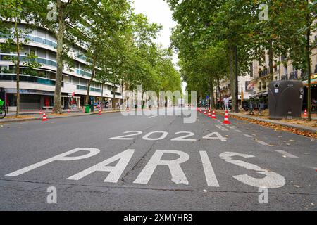 Corsia di traffico riservata ai veicoli ufficiali di Parigi 2024 in una strada di Parigi per i Giochi Olimpici estivi Foto Stock