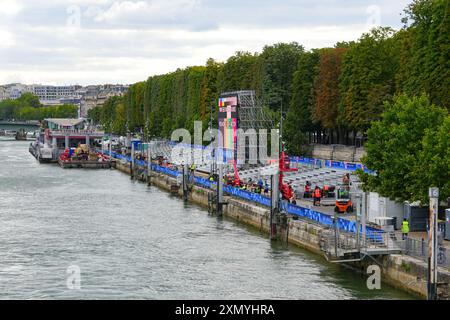 Gradinate installate sulla banchina della Senna per il pubblico che partecipa alla cerimonia di apertura del Paris 2024 Sum Foto Stock