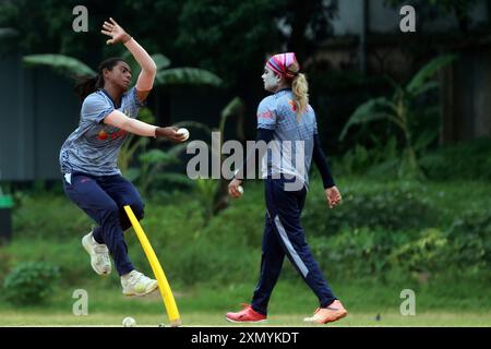 Marufa Akhter, lanciatore veloce del Bangladesh, è visto che la squadra di cricket femminile del Bangladesh frequenta le pratiche al Bangladesh Krira Shikkha Protishtan Ground-4 a Zira Foto Stock