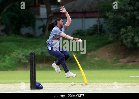 Marufa Akhter, lanciatore veloce del Bangladesh, è visto che la squadra di cricket femminile del Bangladesh frequenta le pratiche al Bangladesh Krira Shikkha Protishtan Ground-4 a Zira Foto Stock