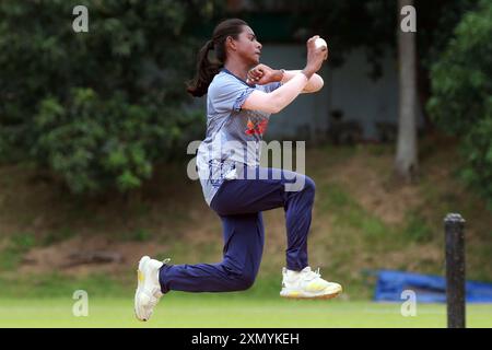 Marufa Akhter, lanciatore veloce del Bangladesh, è visto che la squadra di cricket femminile del Bangladesh frequenta le pratiche al Bangladesh Krira Shikkha Protishtan Ground-4 a Zira Foto Stock