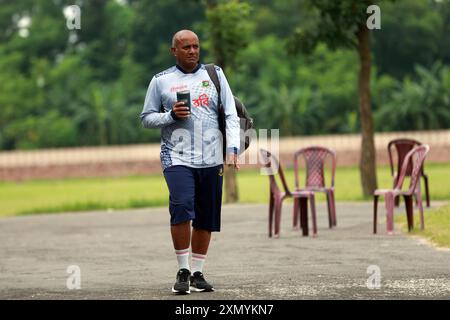 Hashan Tillakaratne, capo-allenatore della nazionale femminile del bangladesh, è visto come la squadra di cricket femminile del Bangladesh frequenta le pratiche al Bangladesh Krira S. Foto Stock