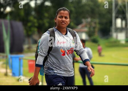 La giocatrice di spine del Bangladesh Nahida Akhter durante la squadra di cricket femminile del Bangladesh frequenta le pratiche al Bangladesh Krira Shikkha Protishtan Ground-4 a ziran Foto Stock