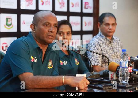 Il capo allenatore della squadra di cricket femminile del Bangladesh Hashan Tillakaratne (L), Nigar Sultana Joty, il capitano (C) e la selezionatrice della squadra femminile Habibul Basar (R) partecipano a Foto Stock