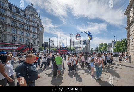 Westminster, Londra, Regno Unito. 30 luglio 2024. I turisti a Westminster apprezzano il giorno più caldo dell'anno a Londra. Crediti: Malcolm Park/Alamy Live News Foto Stock