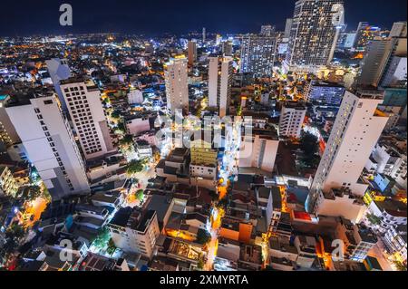 Vista panoramica della città di Nha Trang dall'alto di notte. Nha Trang, Vietnam - 21 luglio 2024 Foto Stock