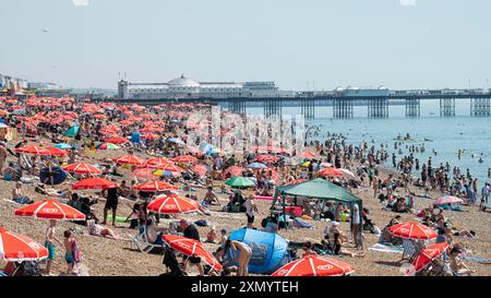 Brighton Regno Unito 30 luglio 2024 - la folla si gode il sole sulla spiaggia di Brighton oggi, che è previsto essere il giorno più caldo dell'anno finora con temperature che raggiungono oltre i 30 gradi in alcune parti del Sud-est: Credit Simon Dack / Alamy Live News Foto Stock