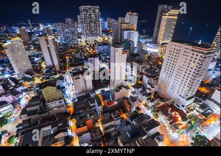 Vista panoramica della città di Nha Trang dall'alto di notte. Nha Trang, Vietnam - 21 luglio 2024 Foto Stock