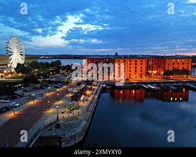 Veduta aerea degli edifici del Royal Albert Dock di Liverpool e della grande ruota al tramonto. Foto Stock