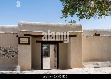 Casa Tradizionale entrata a Hatta Heritage Village, conserve, ricostruito e aperto nel 2001 dal governo di presentare la vita rurale dating ba Foto Stock