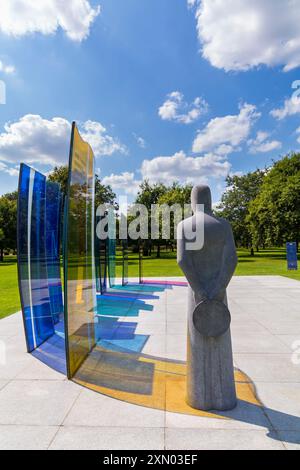 National Memorial Arboretum, sito del National Remembrance ad Alrewas, vicino a Lichfield, Staffordshire, Regno Unito a luglio - Naval Services Memorial Foto Stock