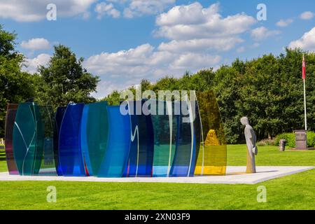 National Memorial Arboretum, sito del National Remembrance ad Alrewas, vicino a Lichfield, Staffordshire, Regno Unito a luglio - Naval Services Memorial Foto Stock