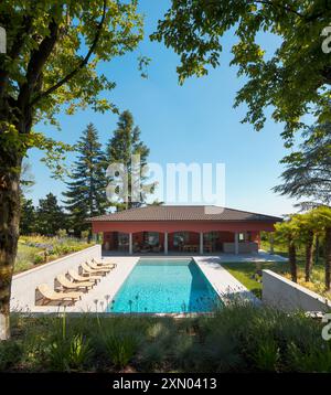 Piscina e casa in una proprietà privata nel mezzo della natura. Foto Stock